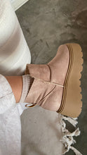 Cargar imagen en el visor de la galería, TEDDY BOOTS BEIGE