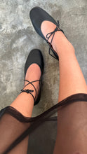 Cargar imagen en el visor de la galería, BALLET FLATS BLACK