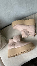 Cargar imagen en el visor de la galería, TEDDY BOOTS BEIGE
