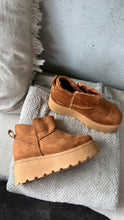 Cargar imagen en el visor de la galería, TEDDY BOOTS CAMEL
