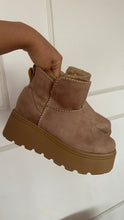 Cargar imagen en el visor de la galería, TEDDY BOOTS BEIGE
