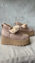 Cargar imagen en el visor de la galería, TEDDY BOOTS BEIGE
