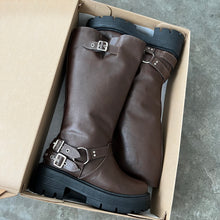 Cargar imagen en el visor de la galería, BIKER BOOTS BROWN
