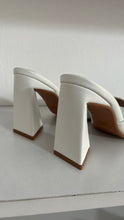 Cargar imagen en el visor de la galería, BELLA WHITE HEELS
