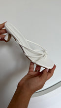 Cargar imagen en el visor de la galería, ORCHID HEELS IVORY
